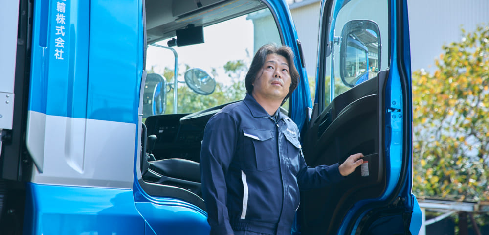 トラックを降りるドライバー
