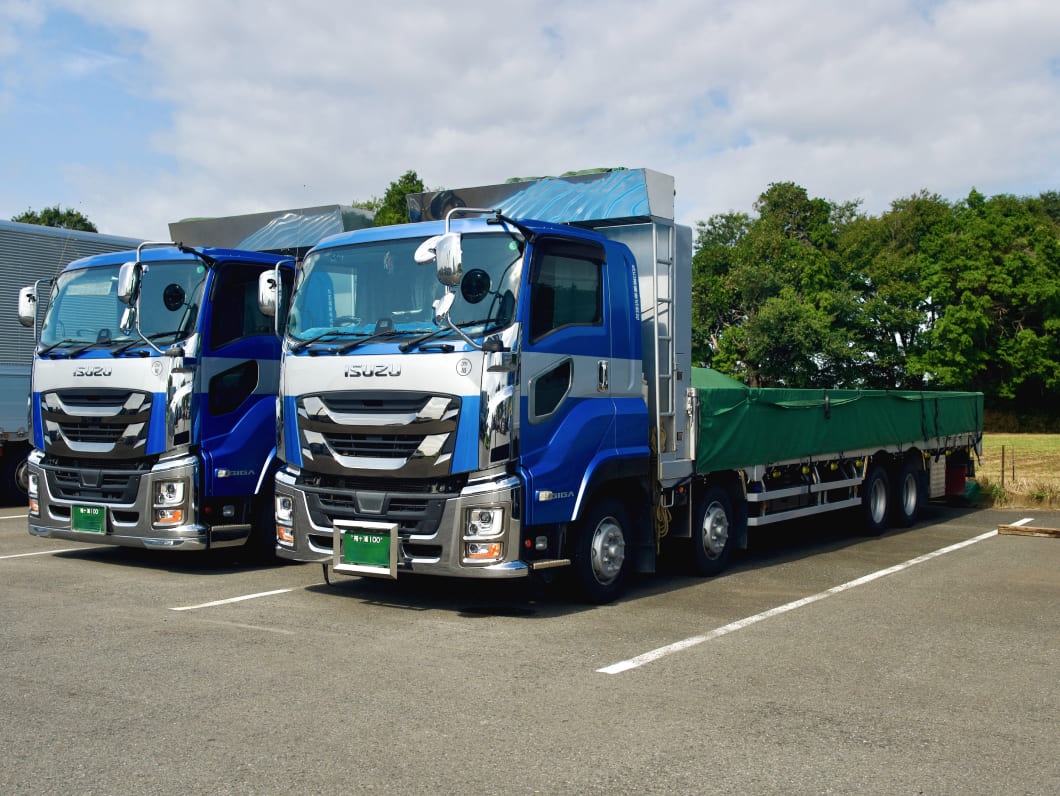 大型低床平車　4台と大型高床平車　1台
