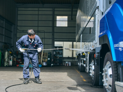 洗車をしているドライバー