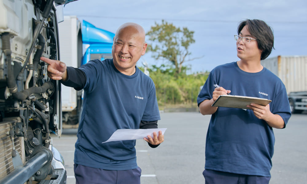車両の点検をする社員