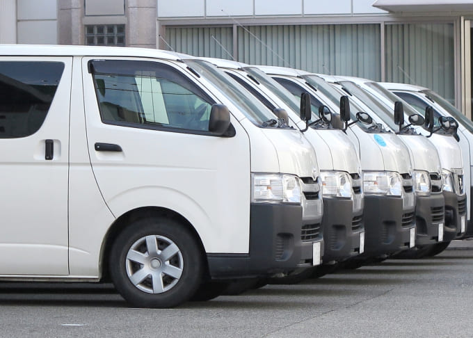 並んでいる社用車