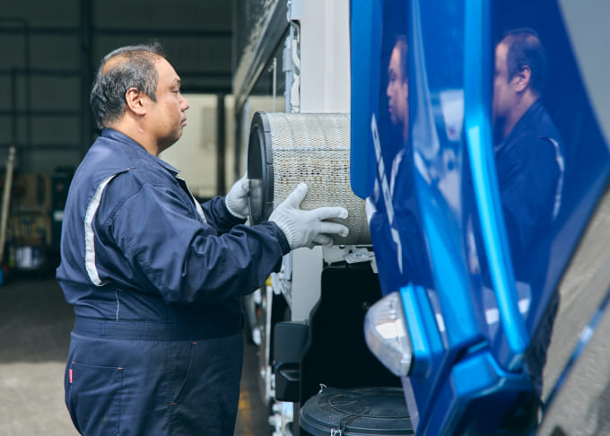 車両を整備するドライバー