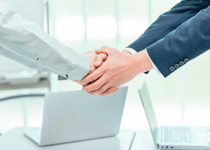 握手をするビジネスマン