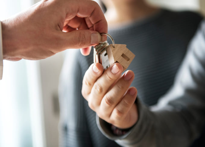 入居者に鍵を渡す不動産屋
