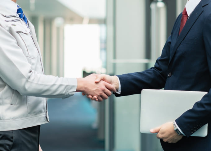 握手をするビジネスマン