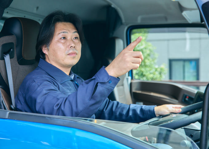 指差し確認するドライバー