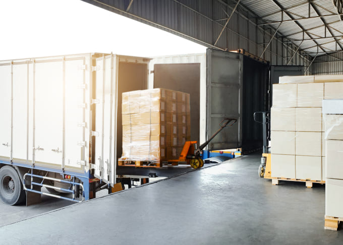 荷物を詰め込むトラック