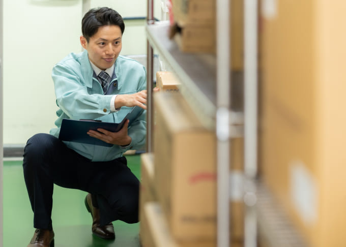 荷物の点検をするビジネスマン